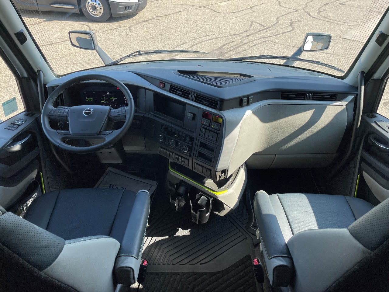 2026 Volvo - image 8