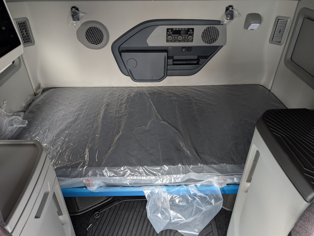 2026 Volvo - image 9