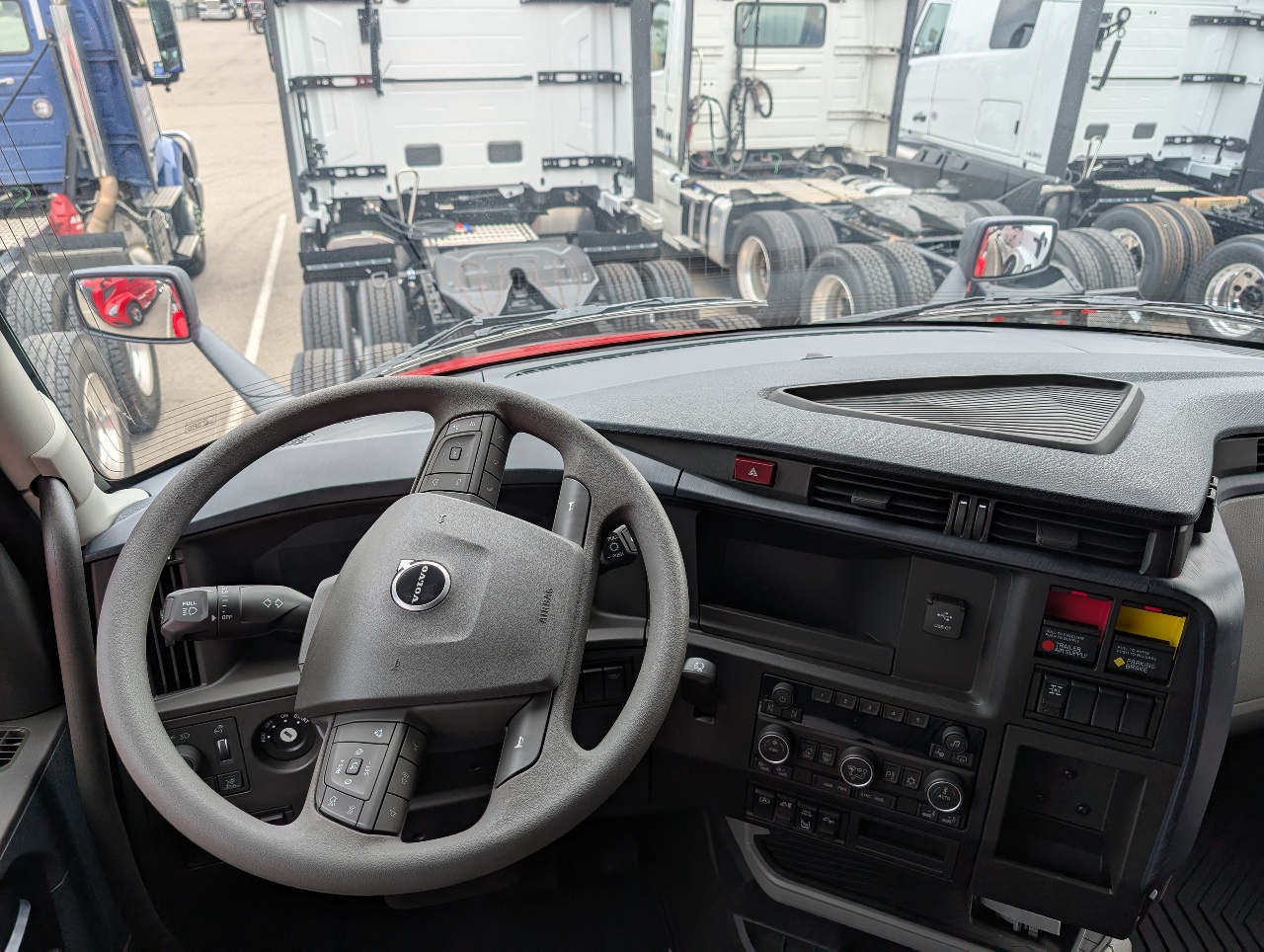 2026 Volvo - image 7