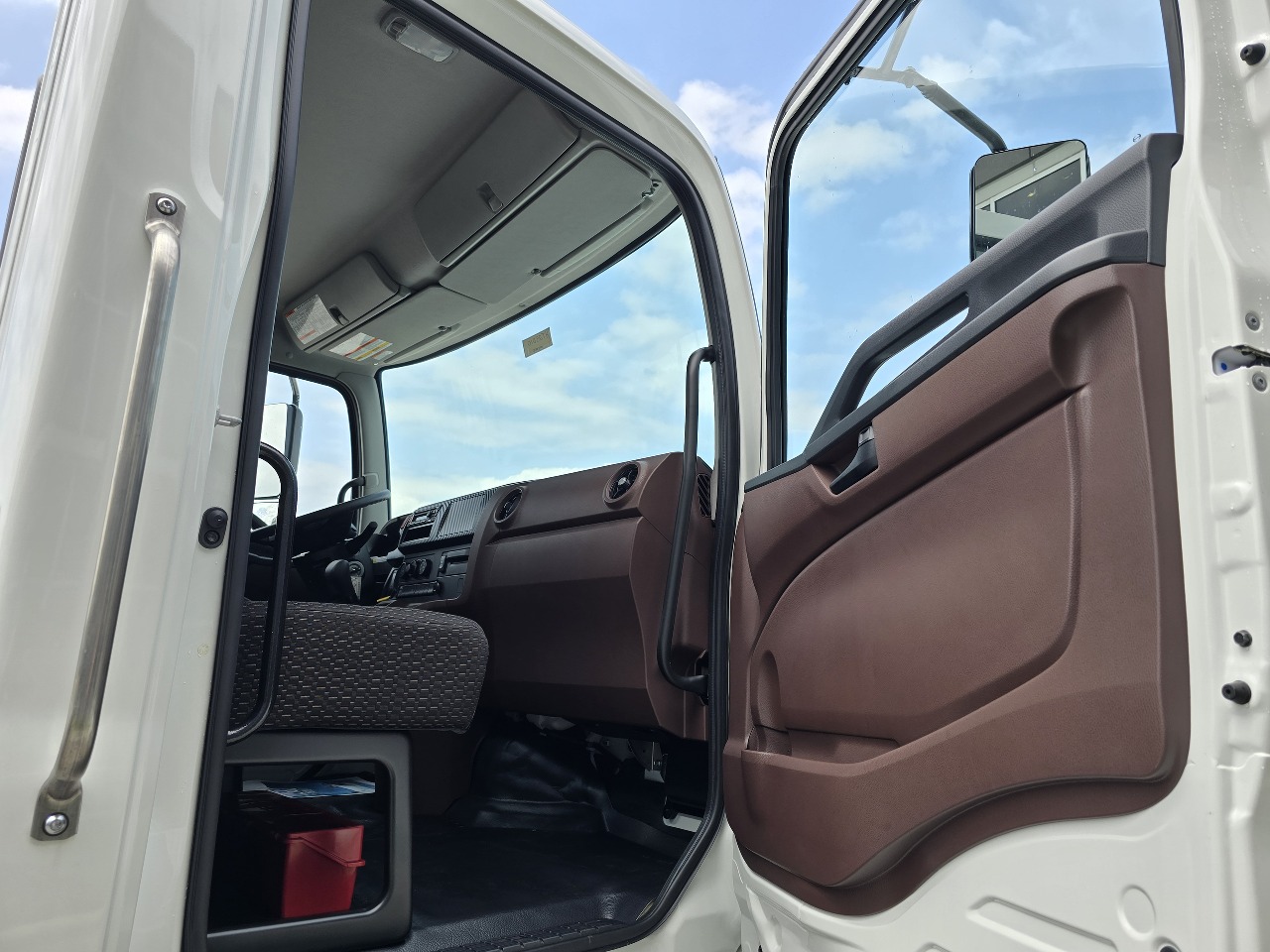 2025 Hino - image 9