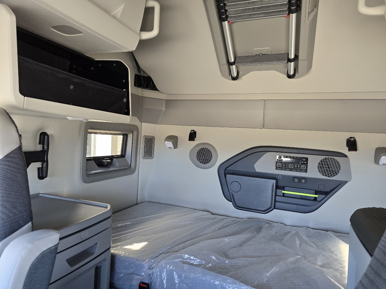 2026 Volvo - image 10