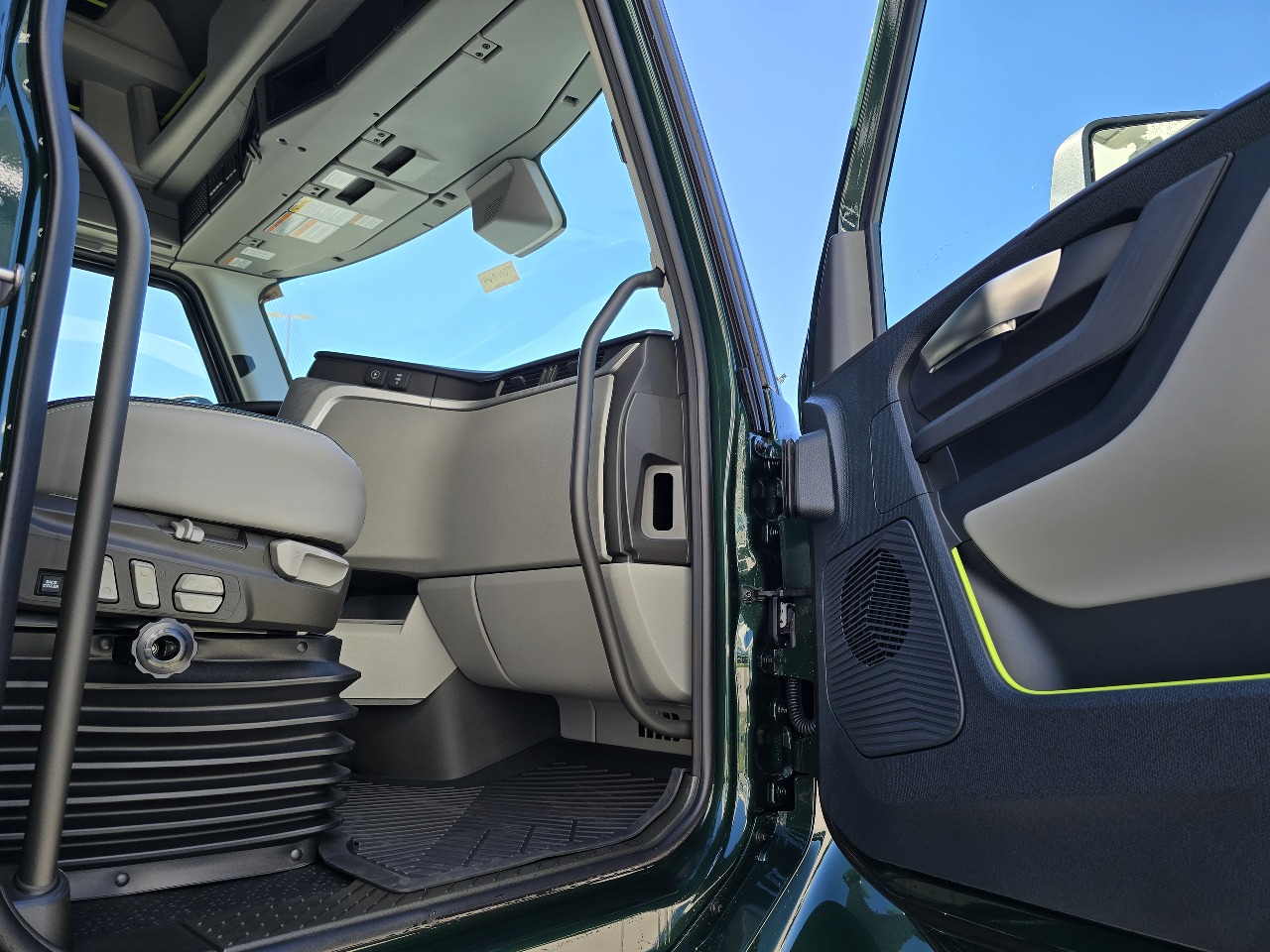 2026 Volvo - image 8