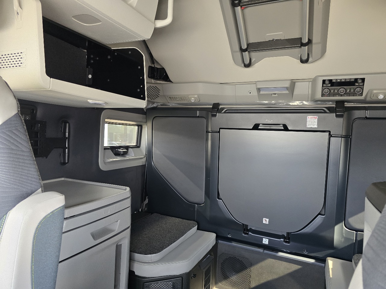 2026 Volvo - image 10