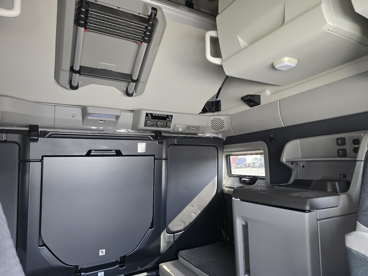 2026 Volvo - image 11