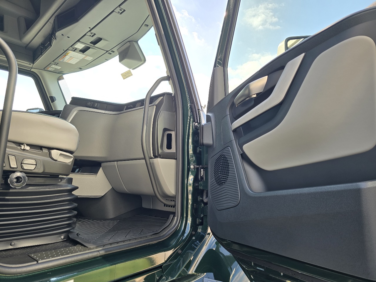 2026 Volvo - image 12