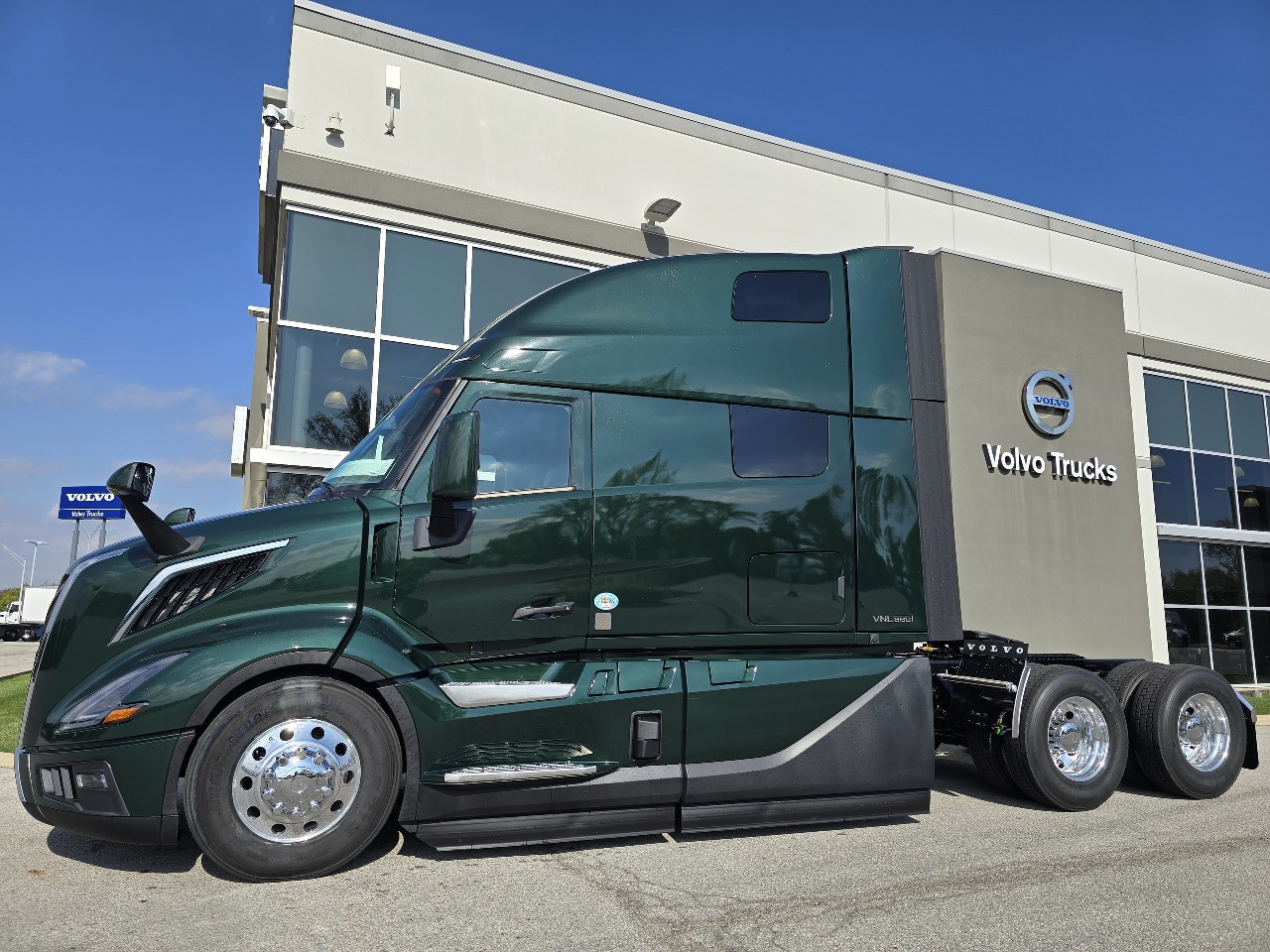 2026 Volvo - image 5