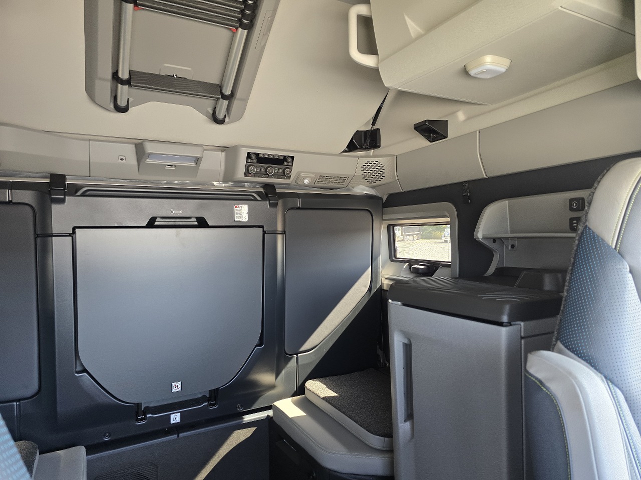 2026 Volvo - image 11