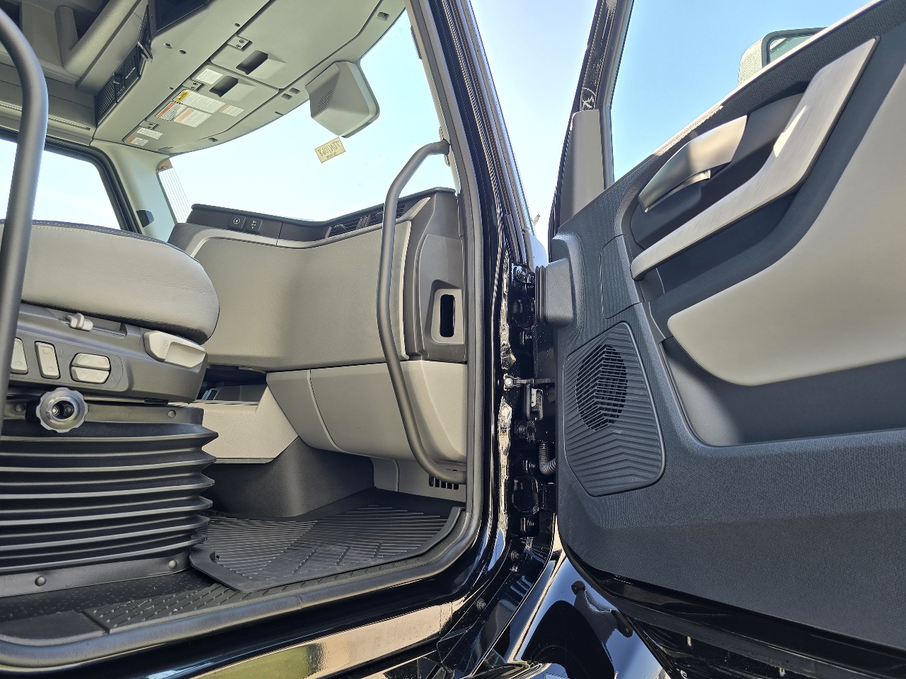 2026 Volvo - image 12