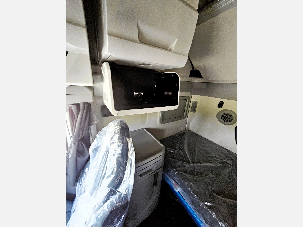 2026 Volvo - image 10