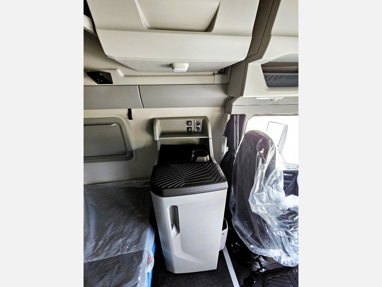 2026 Volvo - image 11