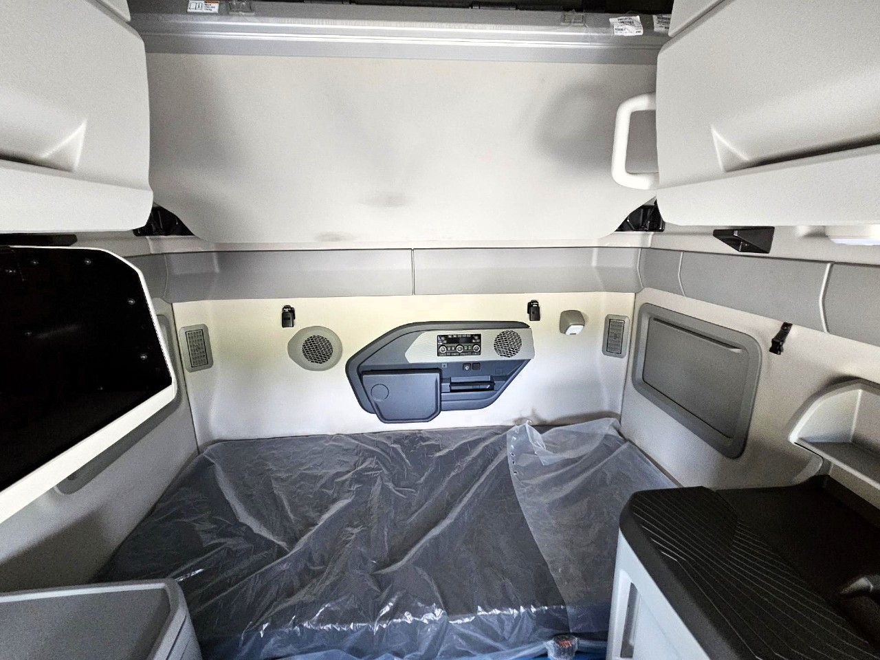 2026 Volvo - image 9