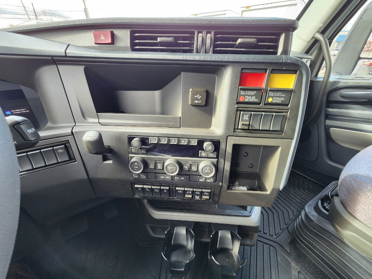 2026 Volvo - image 13