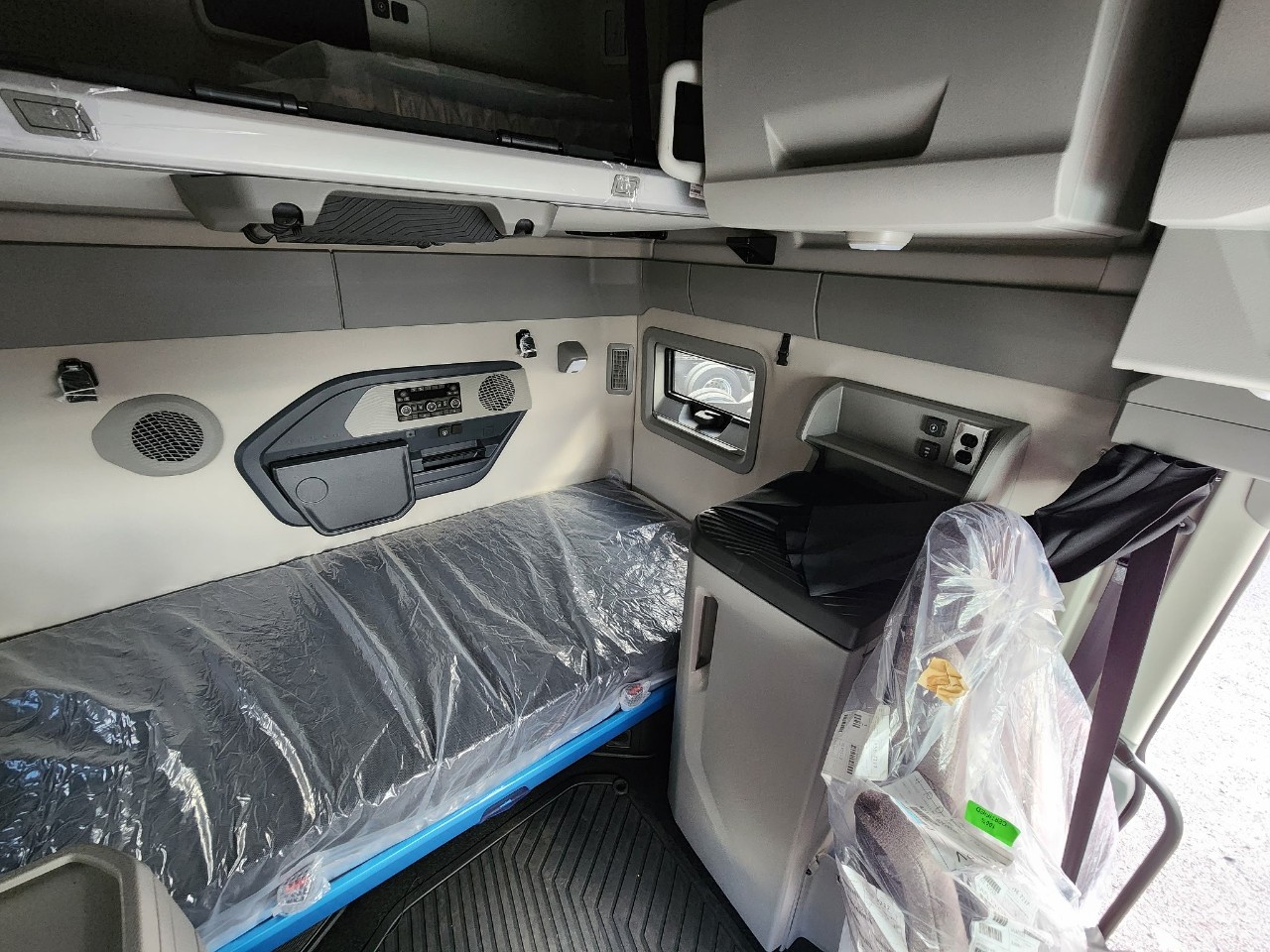 2026 Volvo - image 9