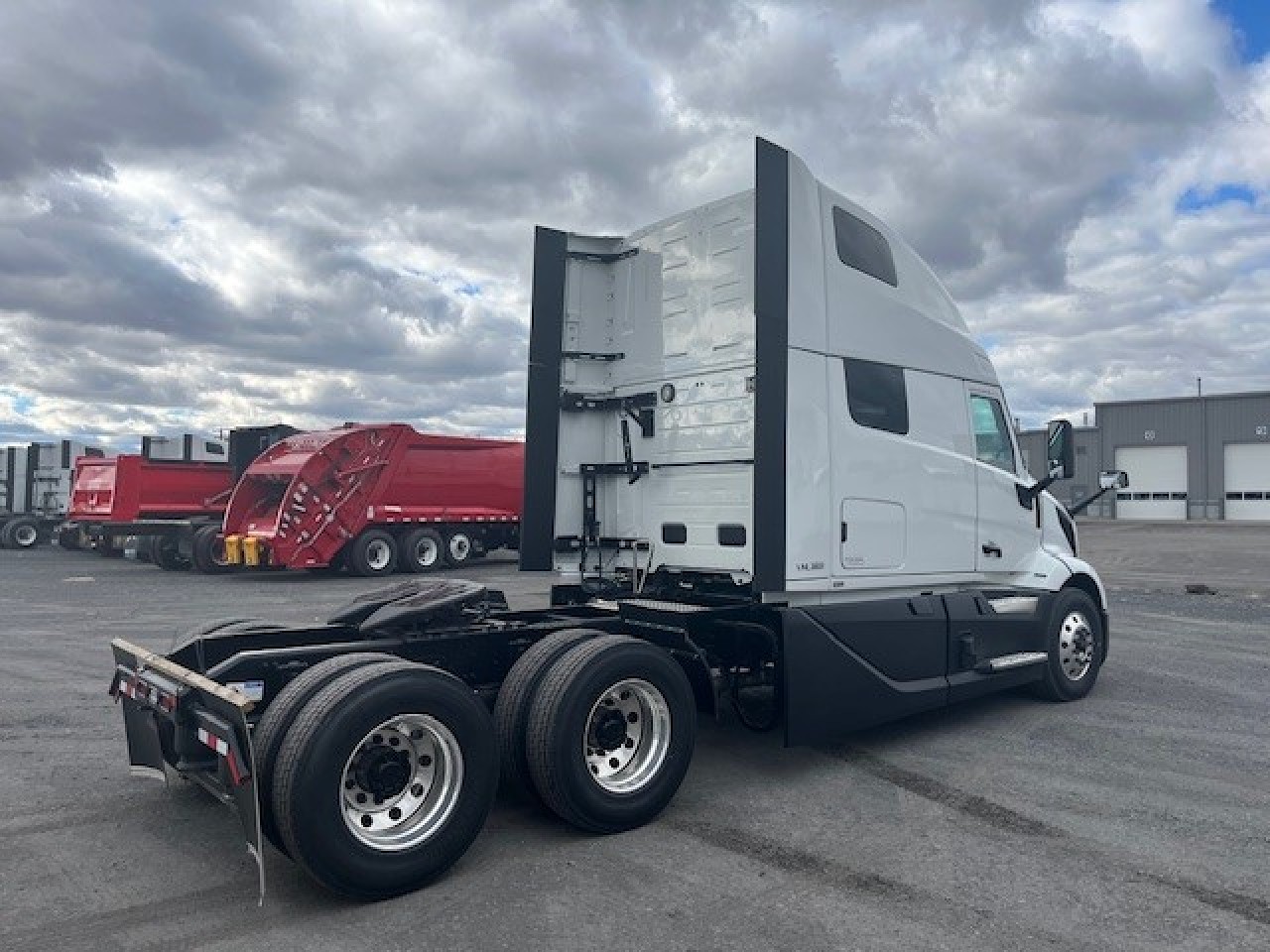 2026 Volvo - image 4