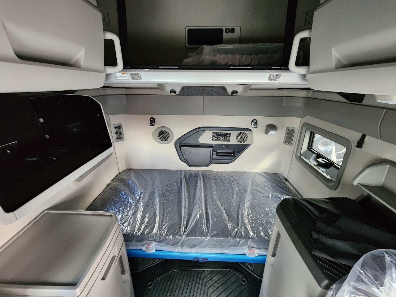 2026 Volvo - image 7