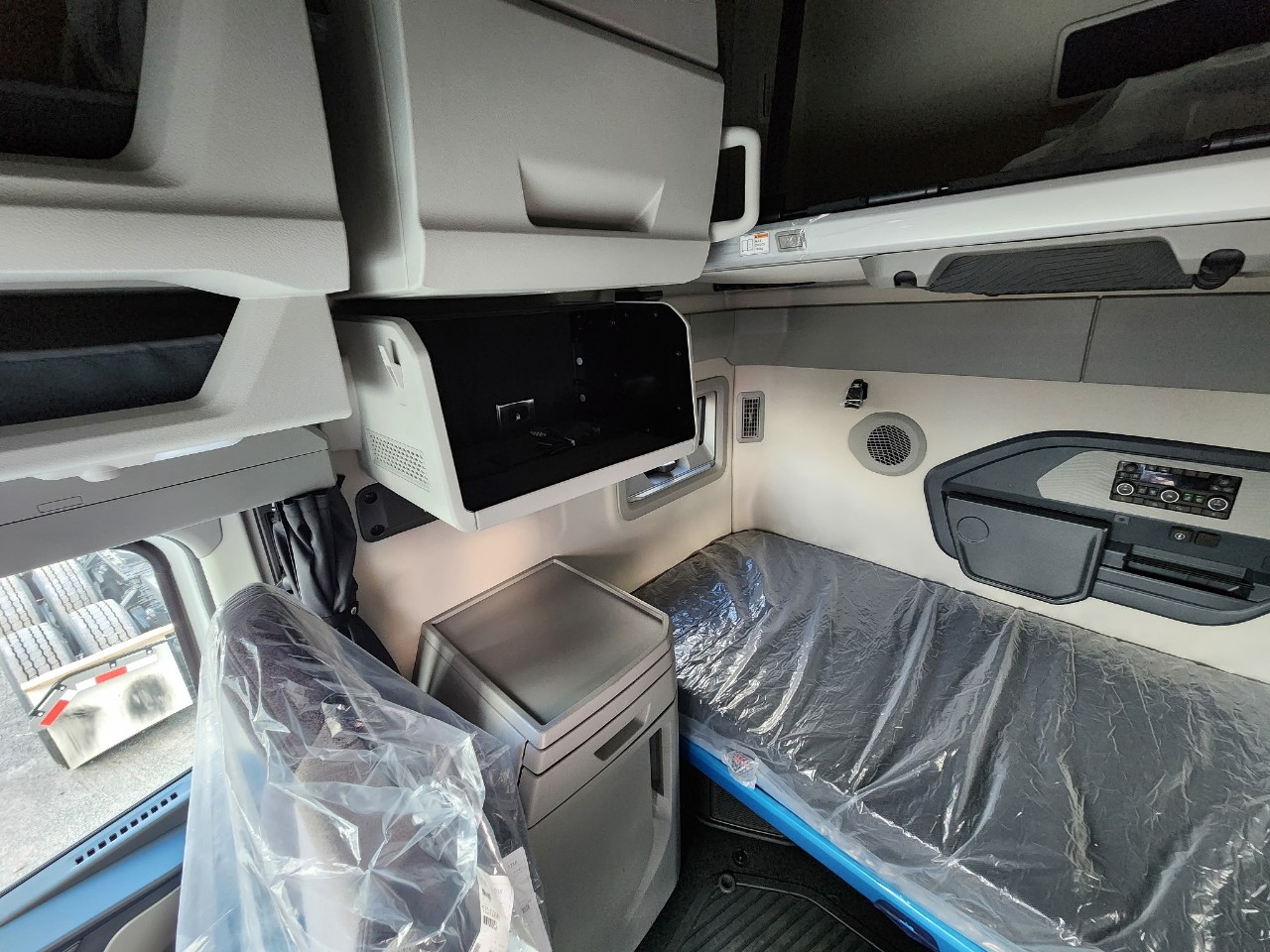 2026 Volvo - image 8