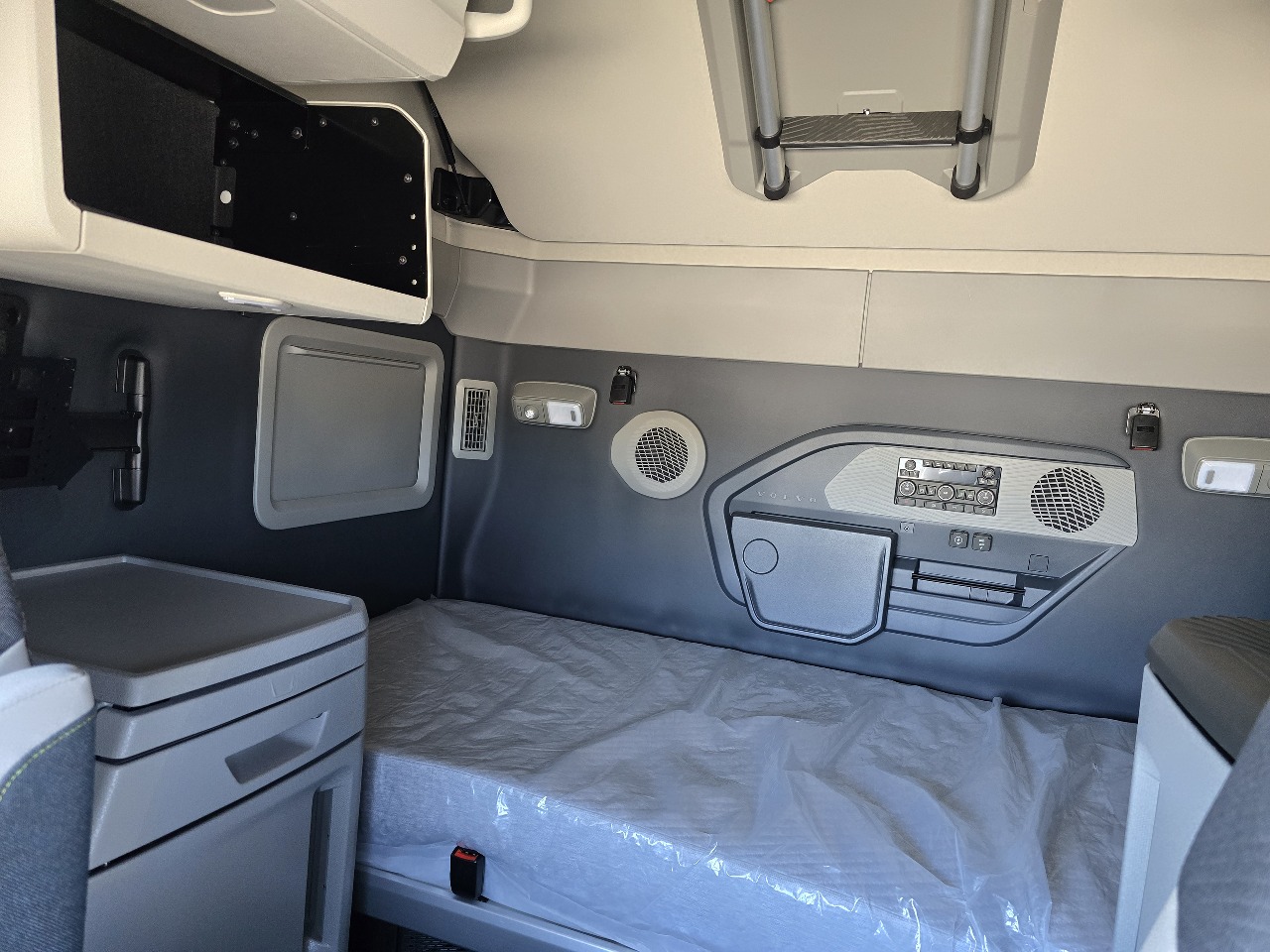 2026 Volvo - image 9