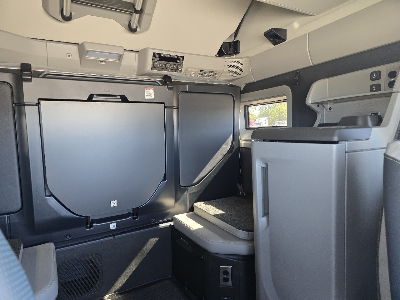 2026 Volvo - image 10