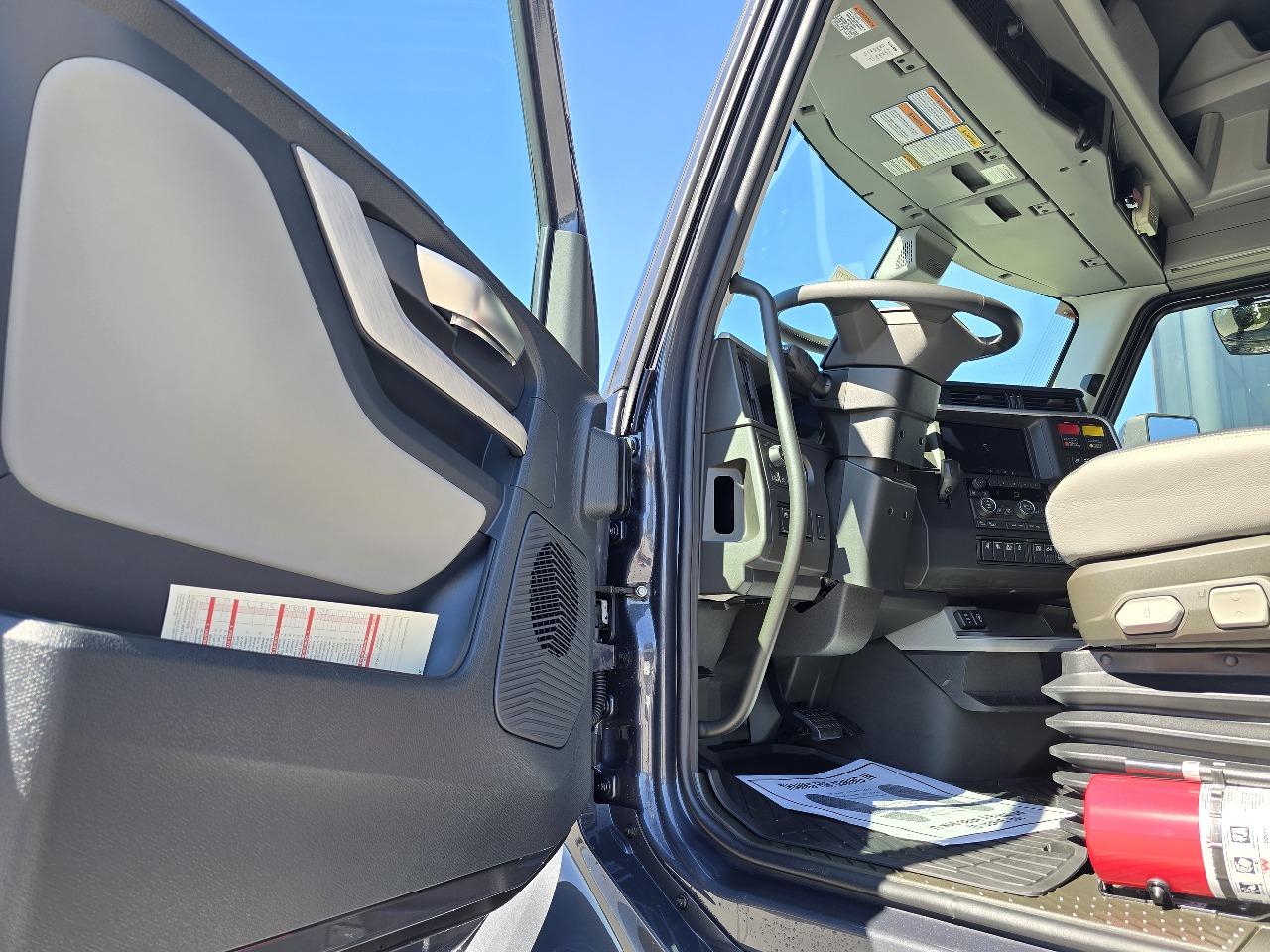 2026 Volvo - image 6