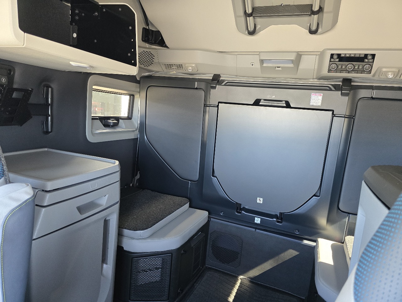 2026 Volvo - image 9