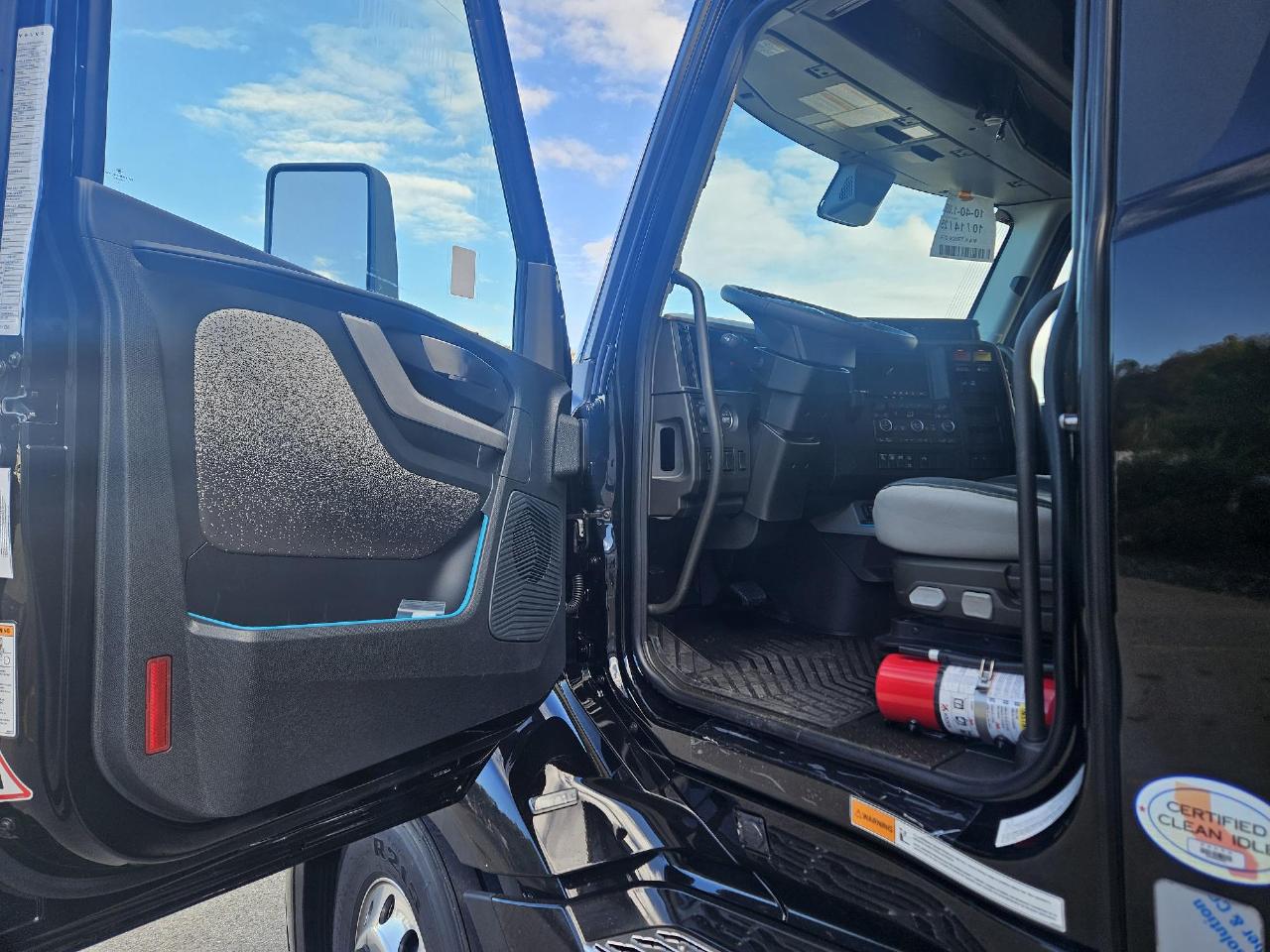 2026 Volvo - image 6