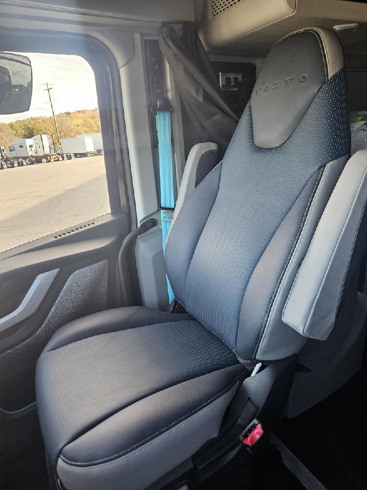 2026 Volvo - image 7