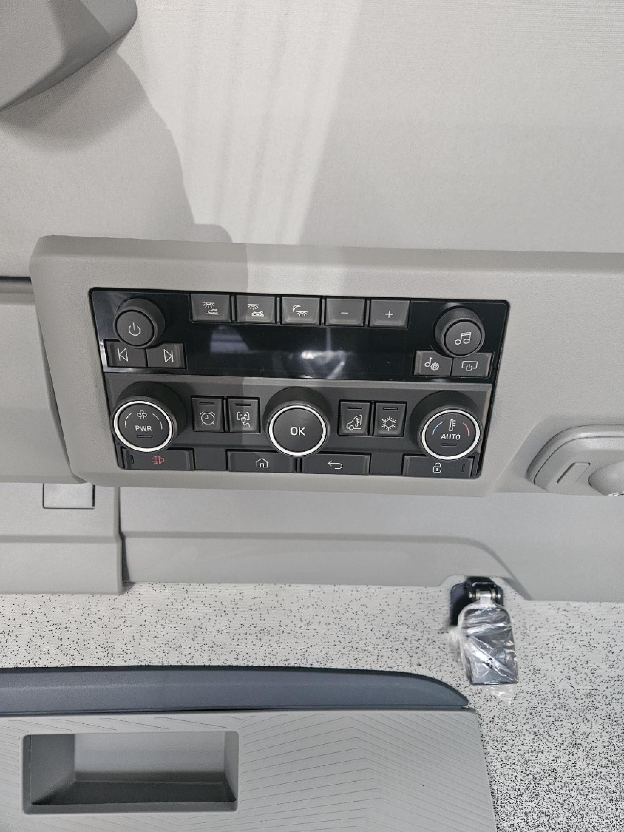 2026 Volvo - image 8