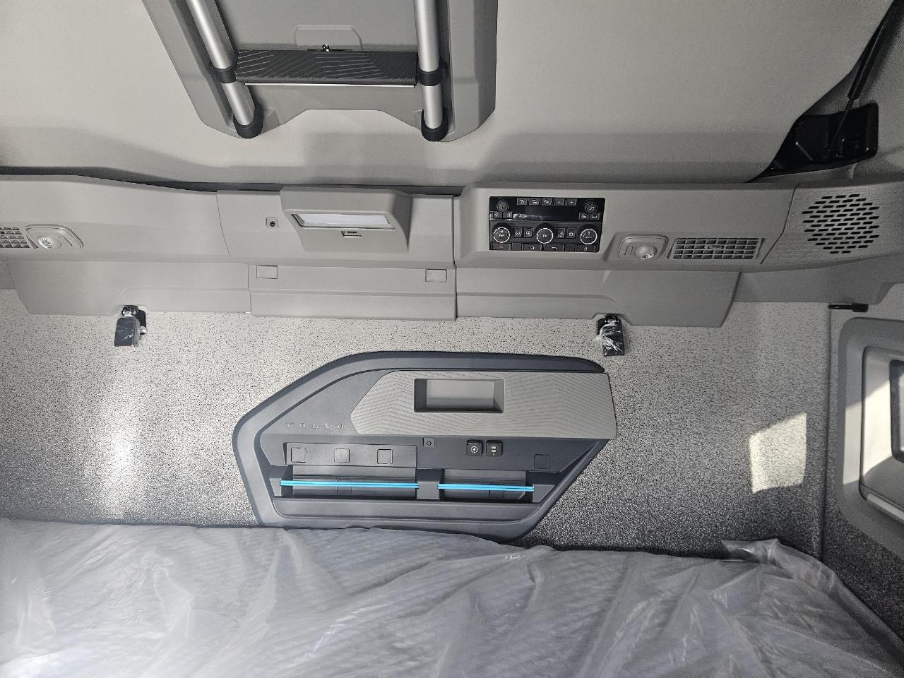 2026 Volvo - image 9