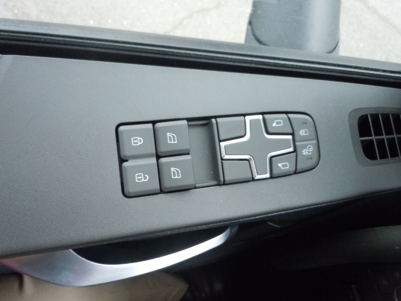 2026 Volvo - image 7