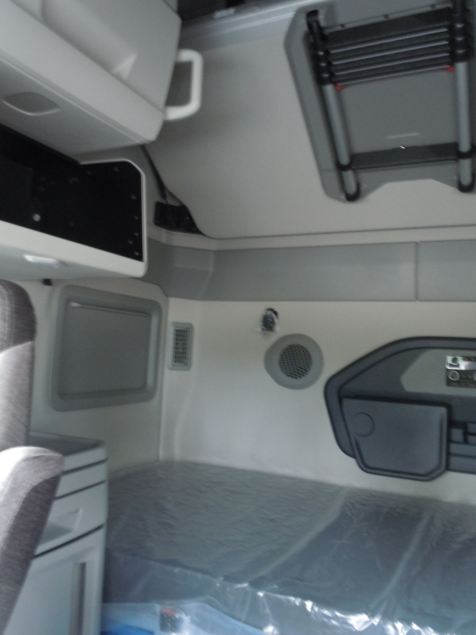 2026 Volvo - image 8