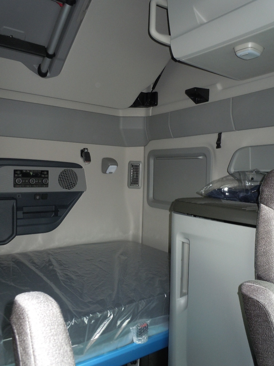 2026 Volvo - image 9