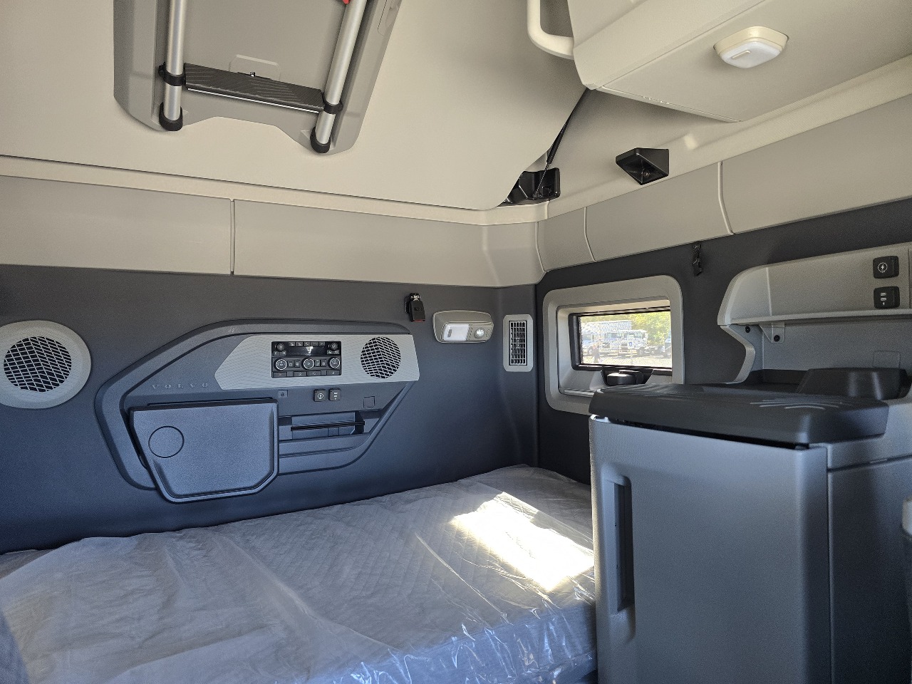 2026 Volvo - image 11