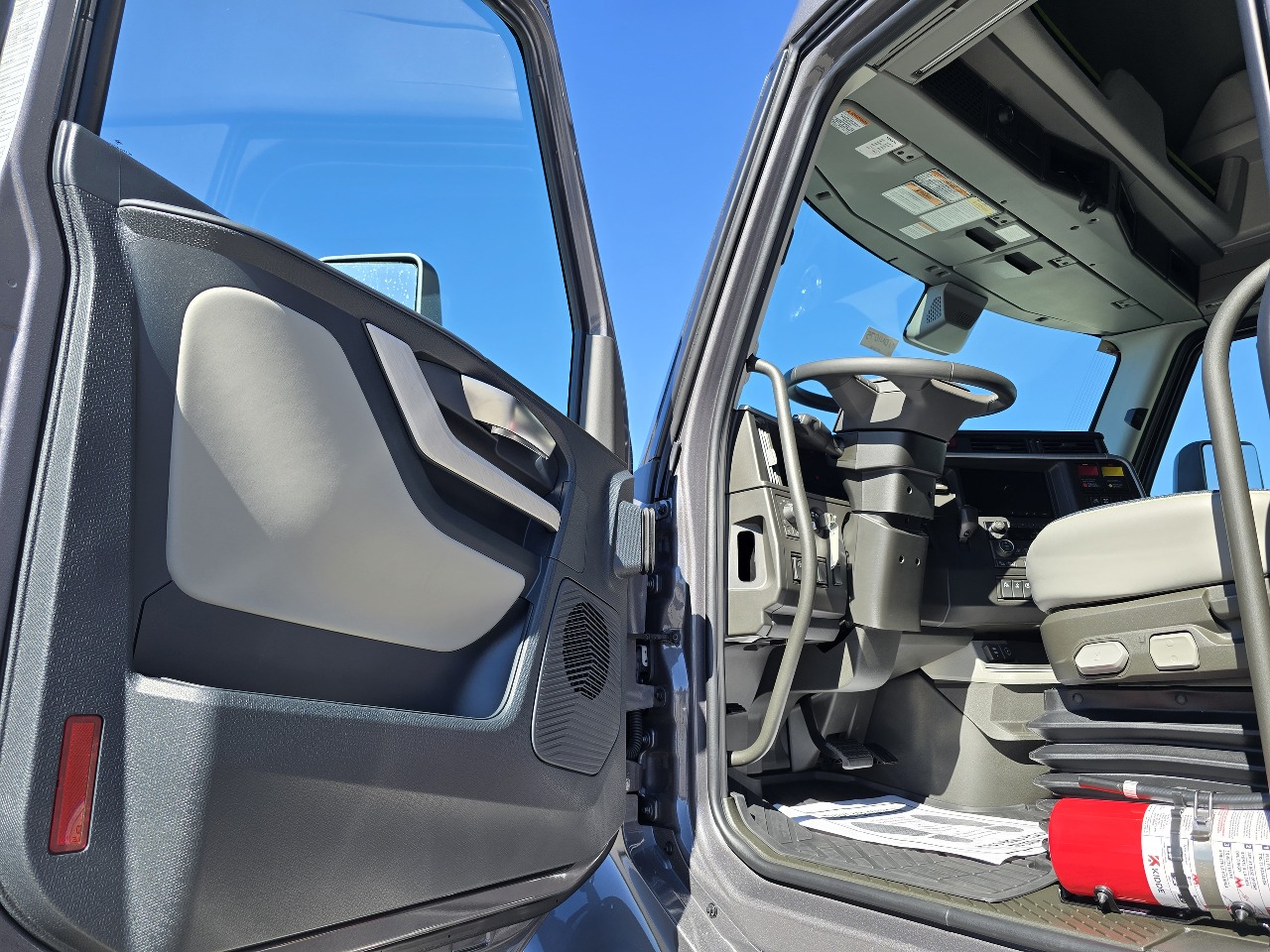 2026 Volvo - image 6