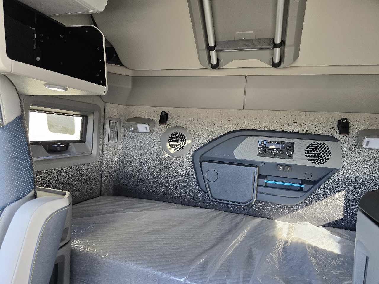 2026 Volvo - image 10