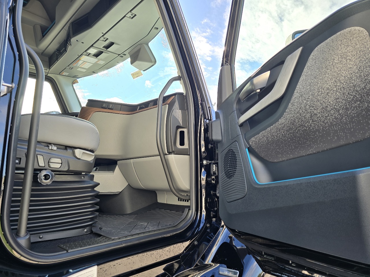 2026 Volvo - image 12