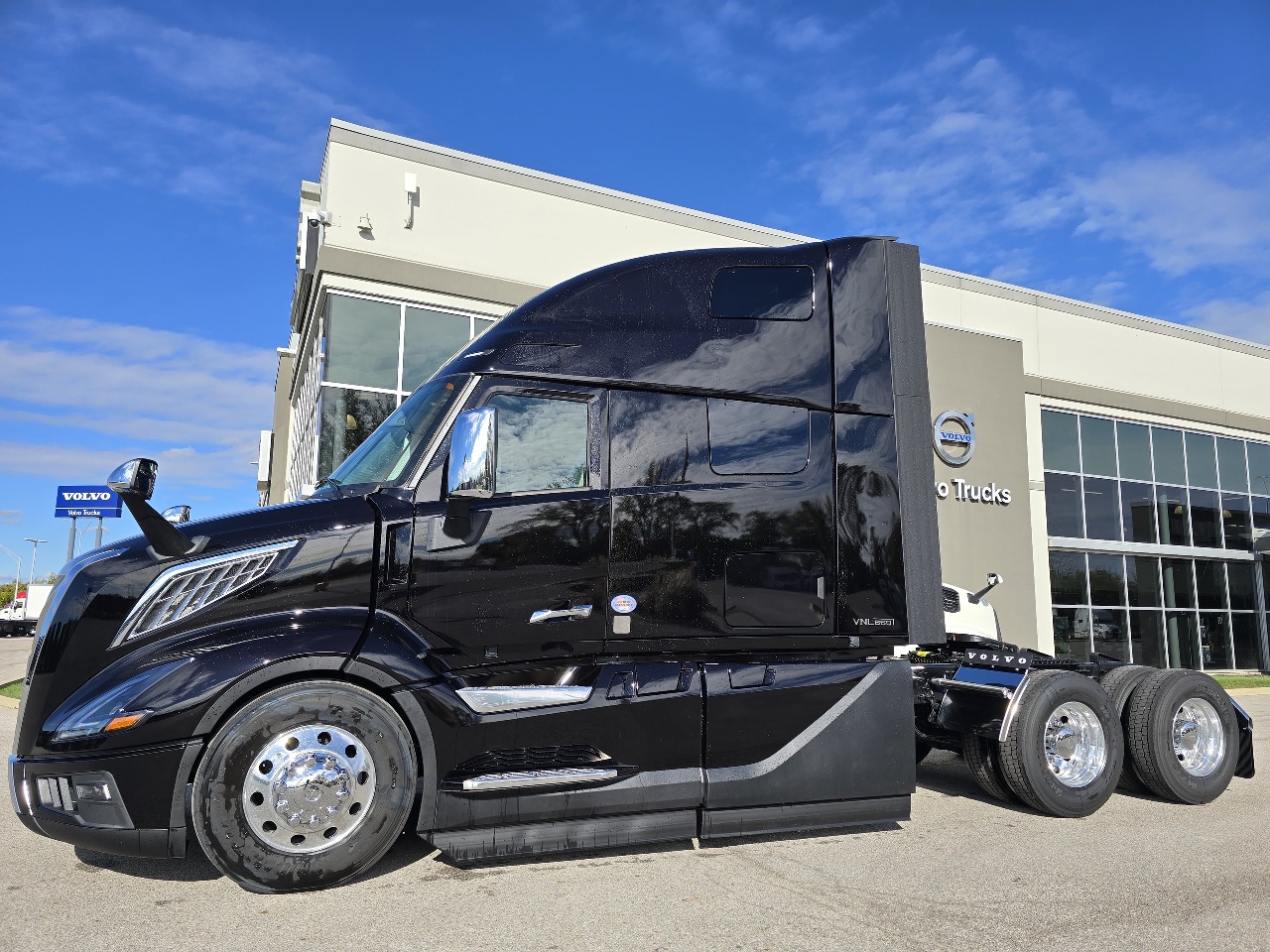 2026 Volvo - image 5