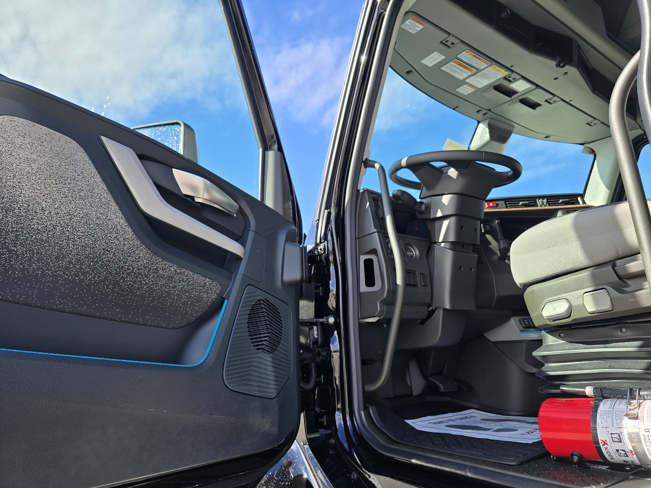 2026 Volvo - image 6