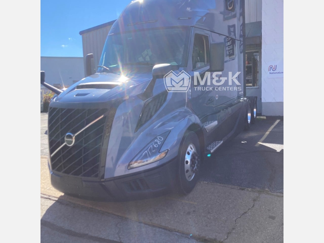 2026 Volvo VNL 860 - image 1