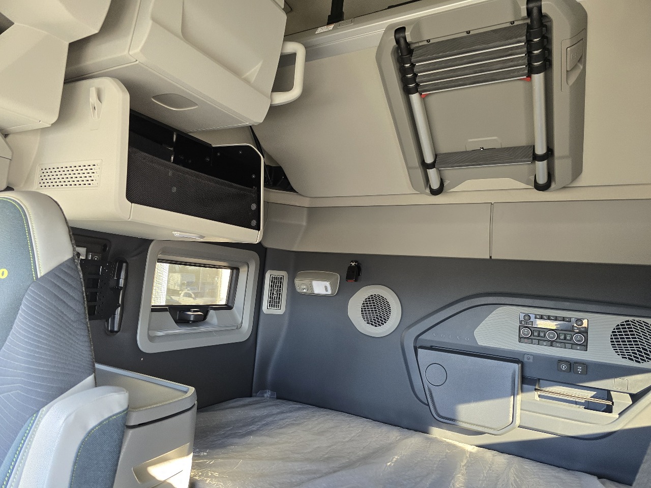 2026 Volvo - image 12