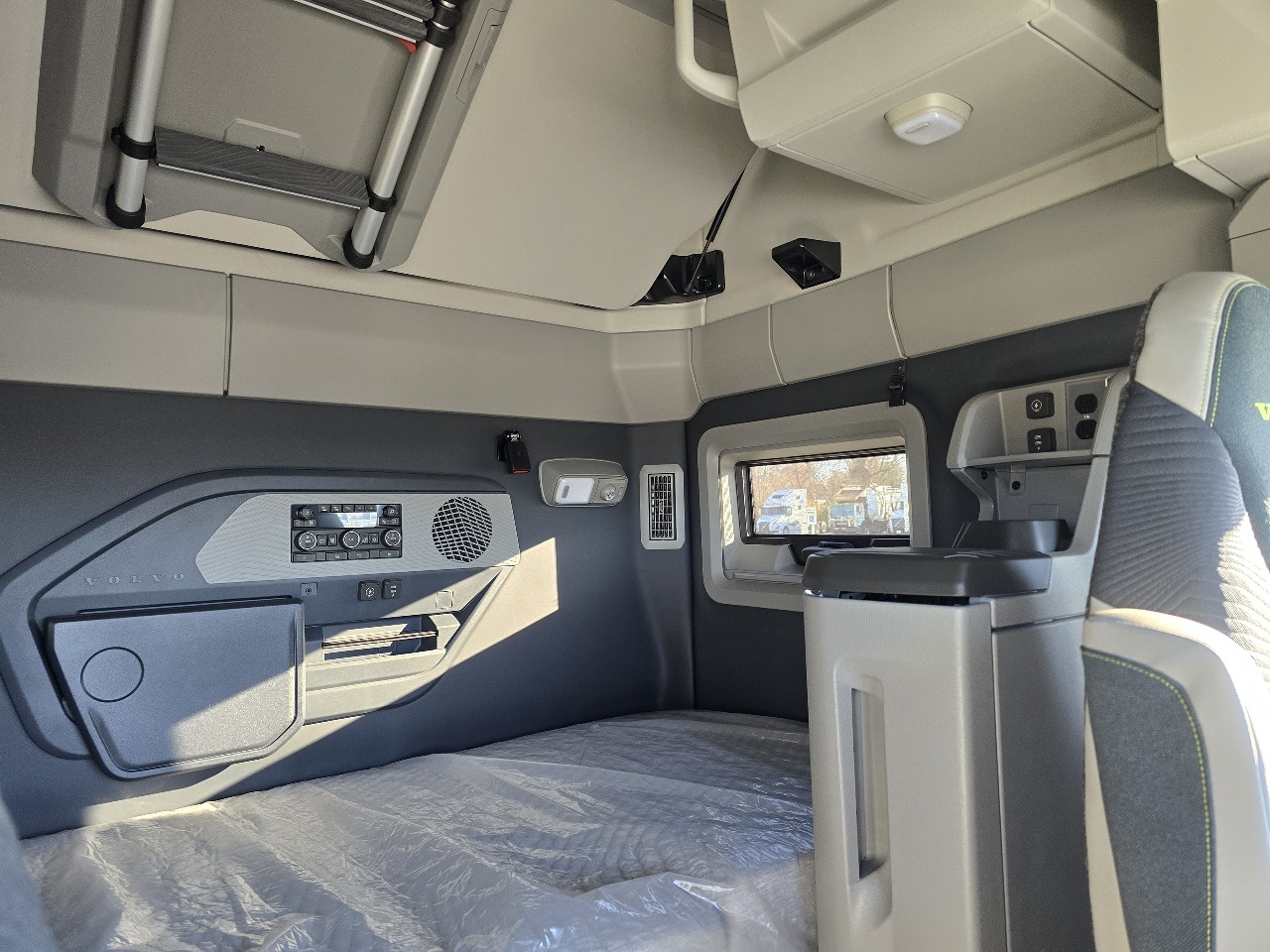 2026 Volvo - image 13