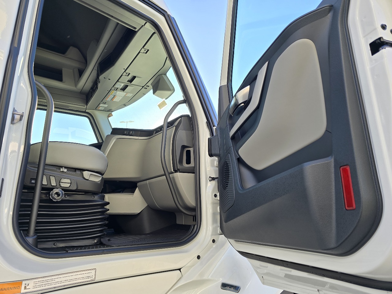 2026 Volvo - image 14