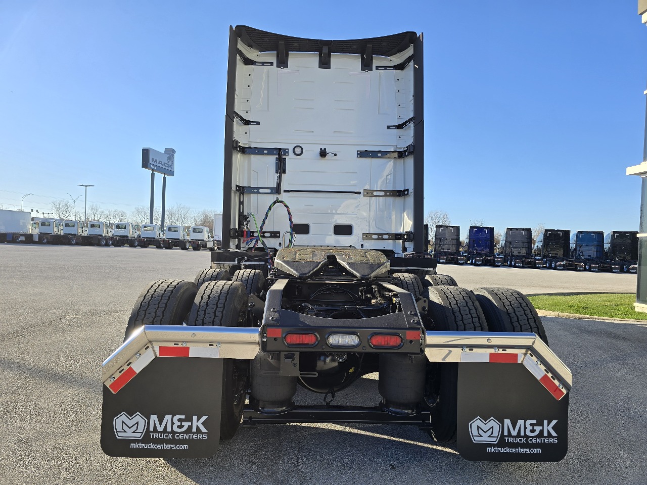 2026 Volvo - image 5