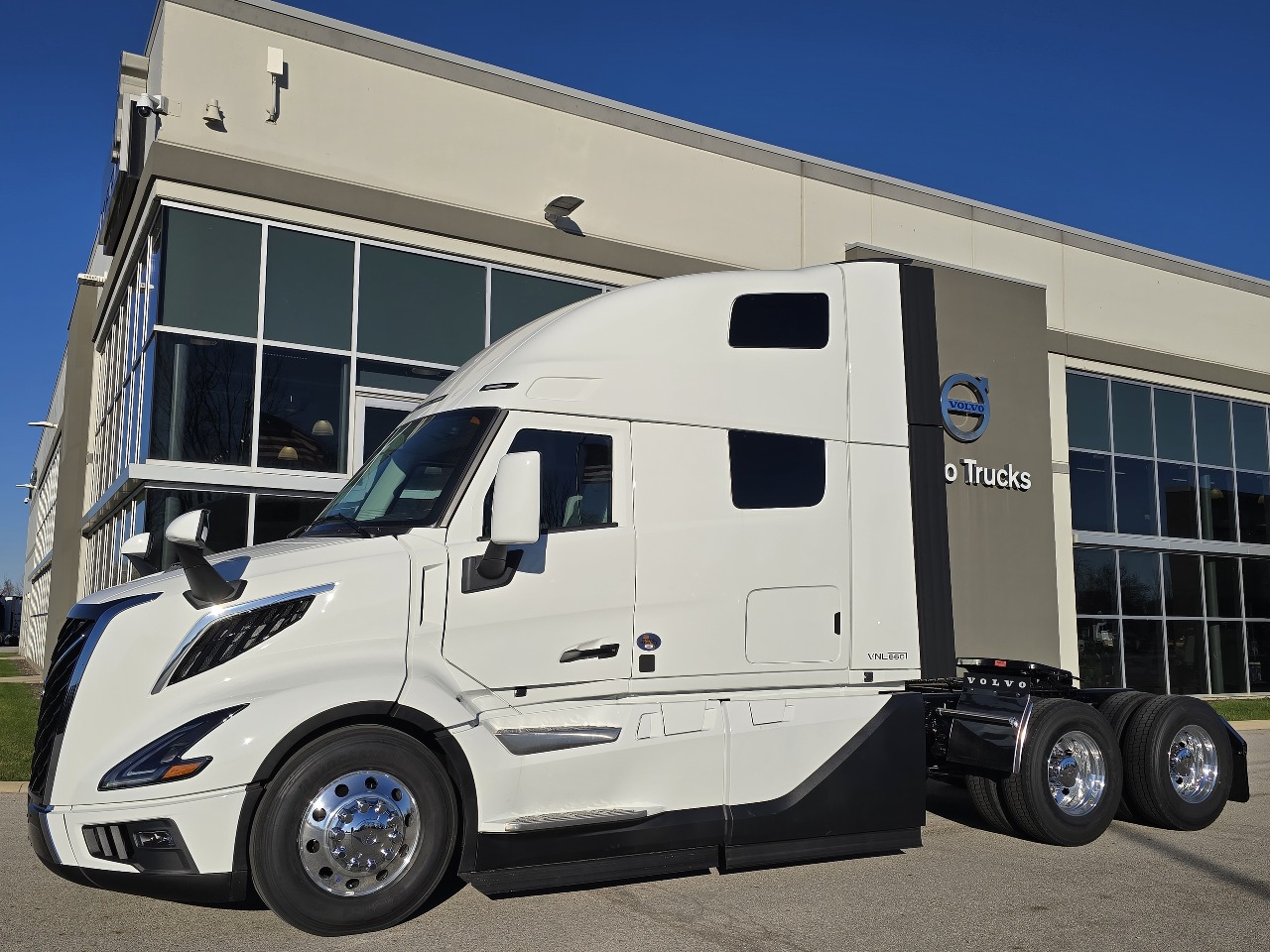 2026 Volvo - image 7