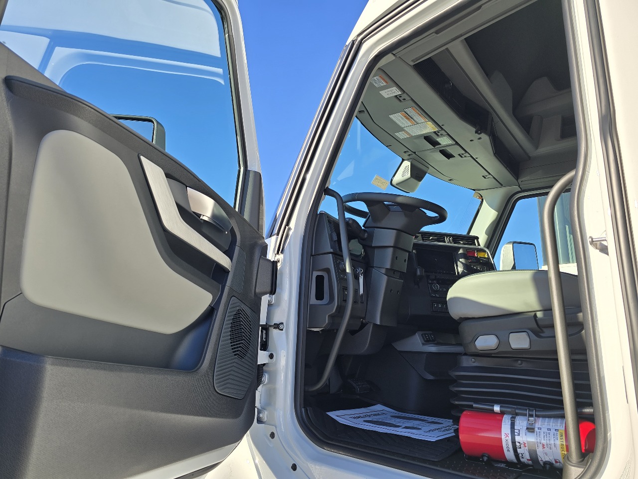 2026 Volvo - image 8