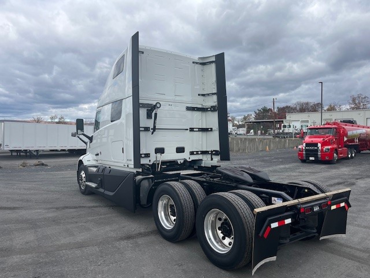 2026 Volvo - image 5