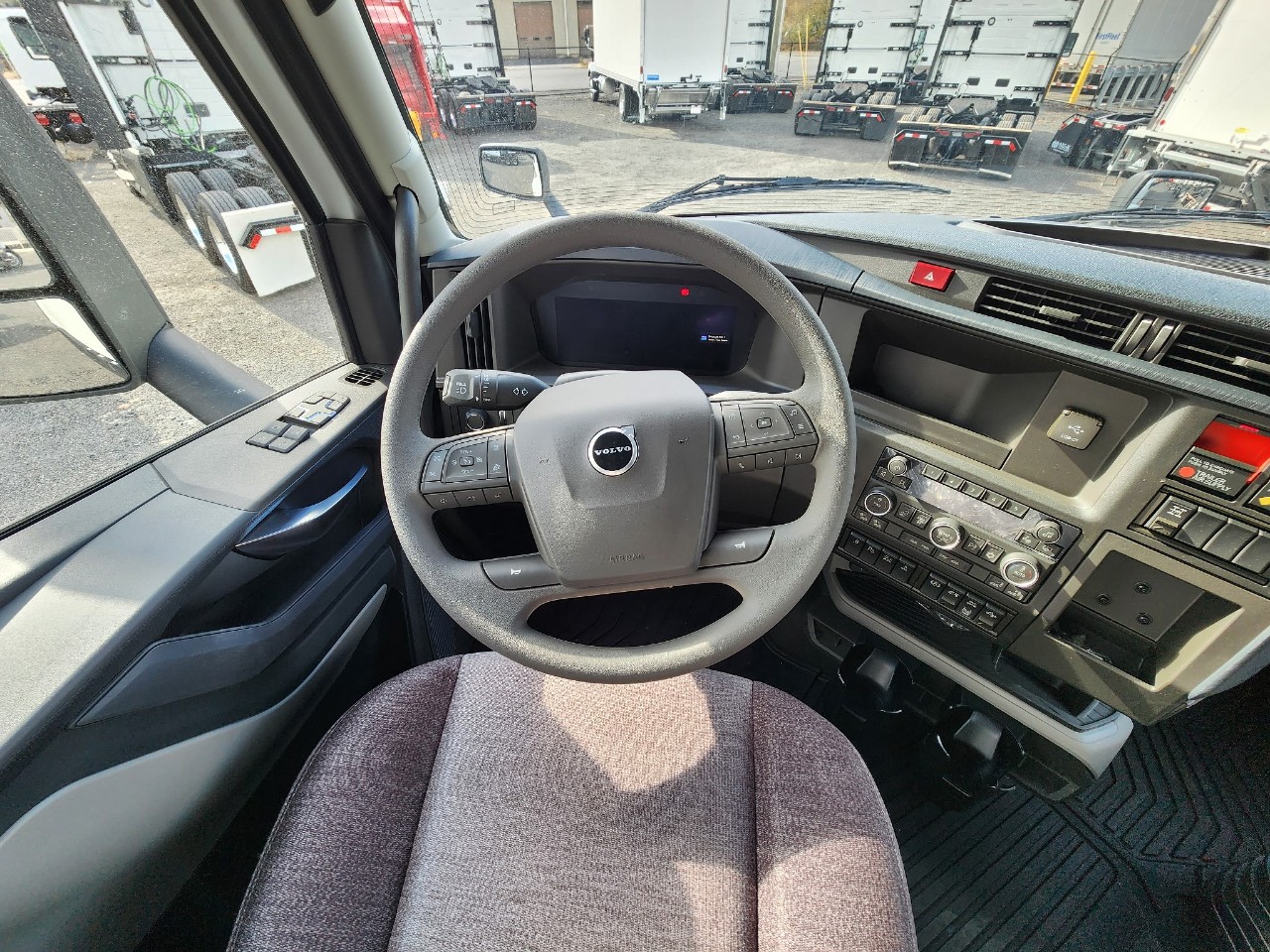 2026 Volvo - image 12