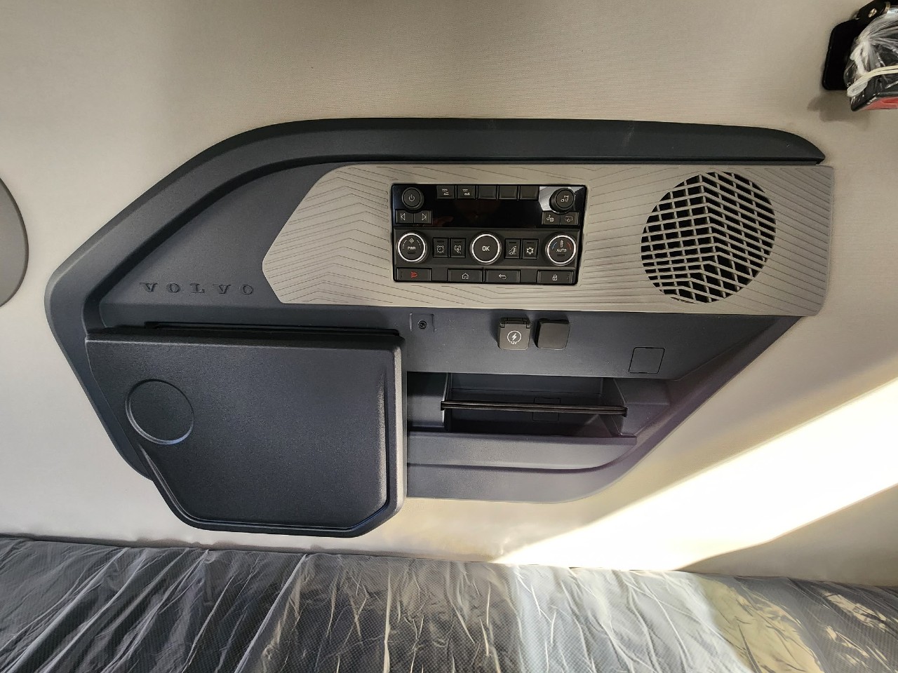 2026 Volvo - image 15