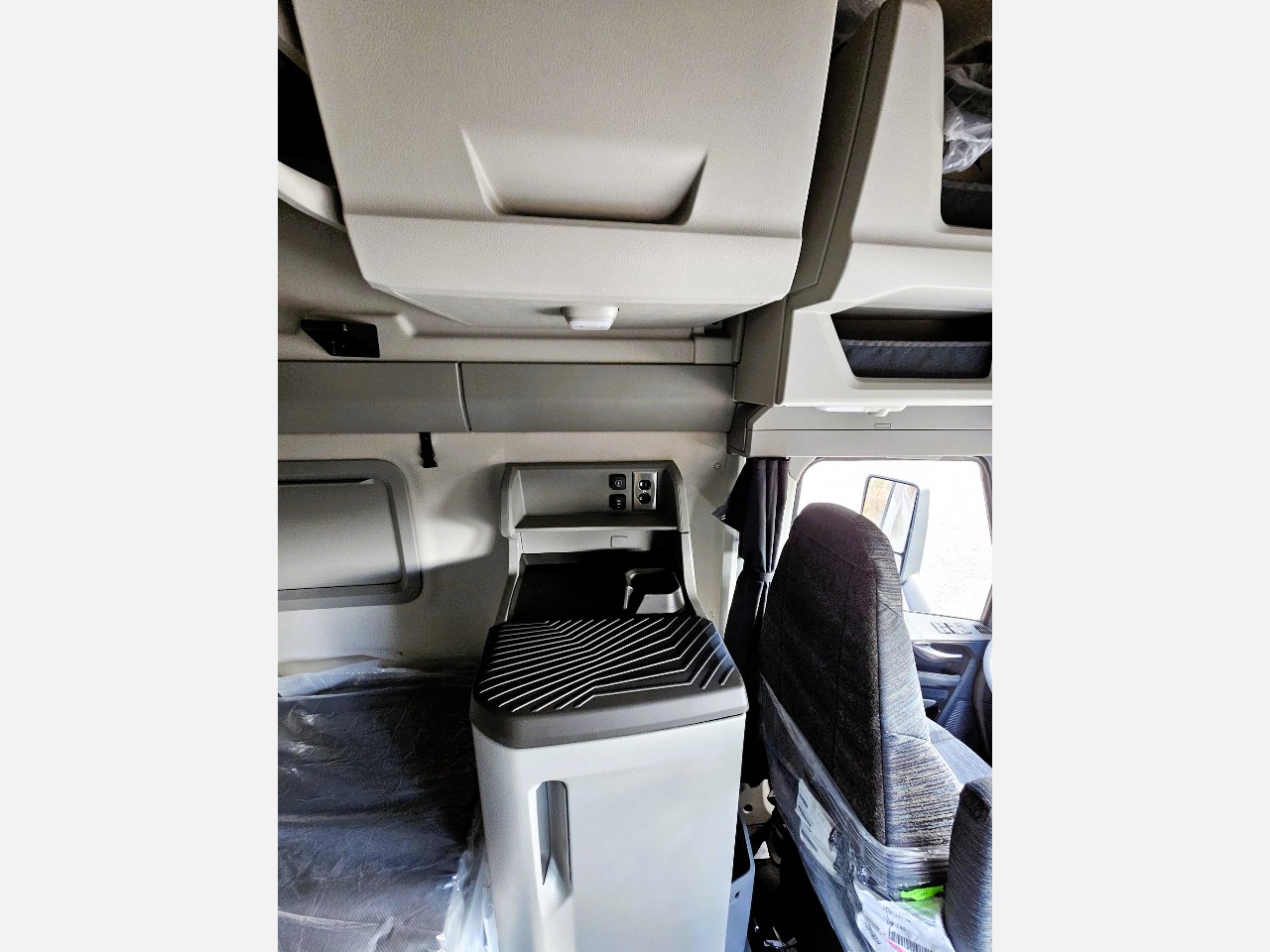 2026 Volvo - image 8