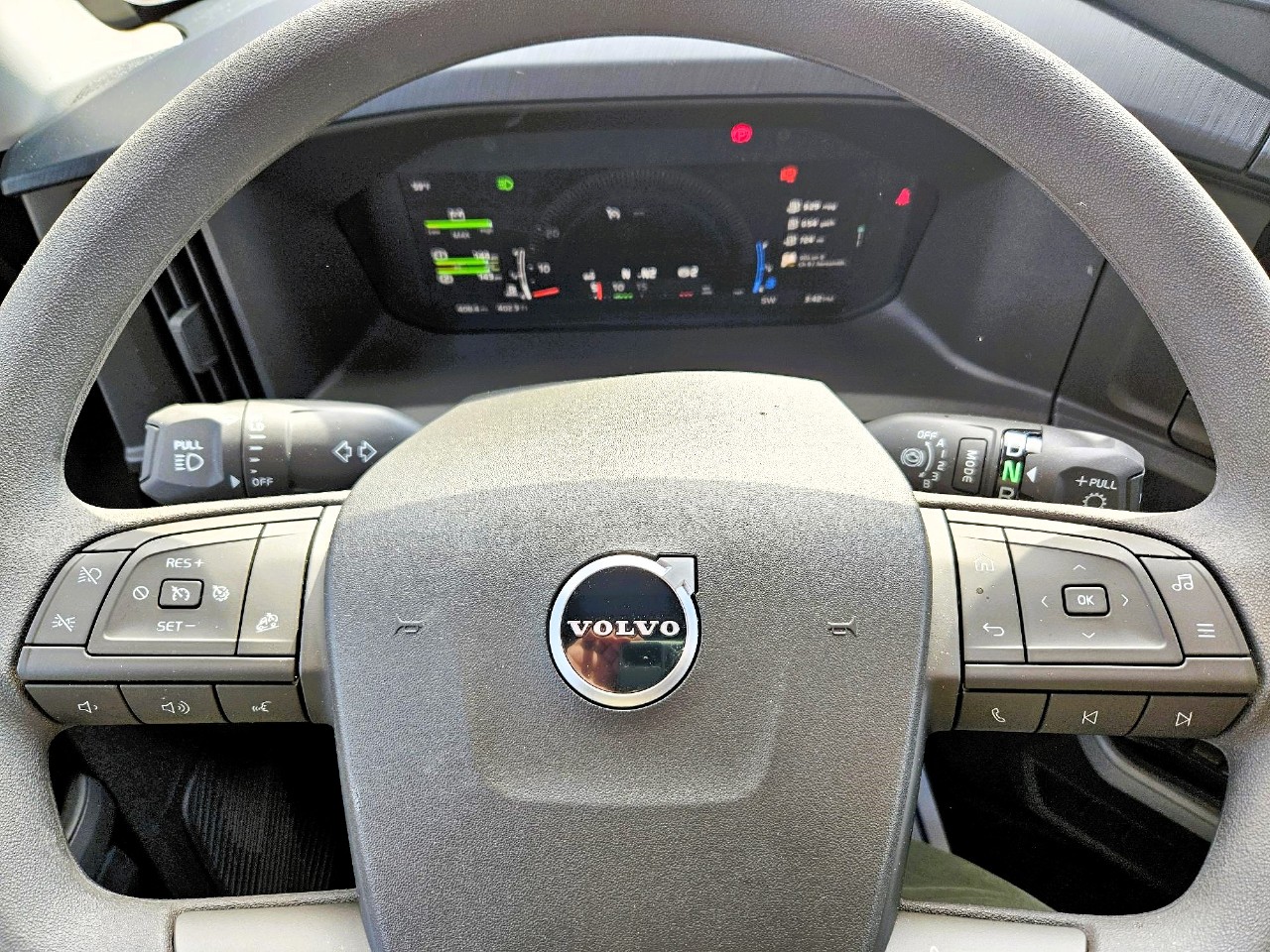 2026 Volvo - image 5