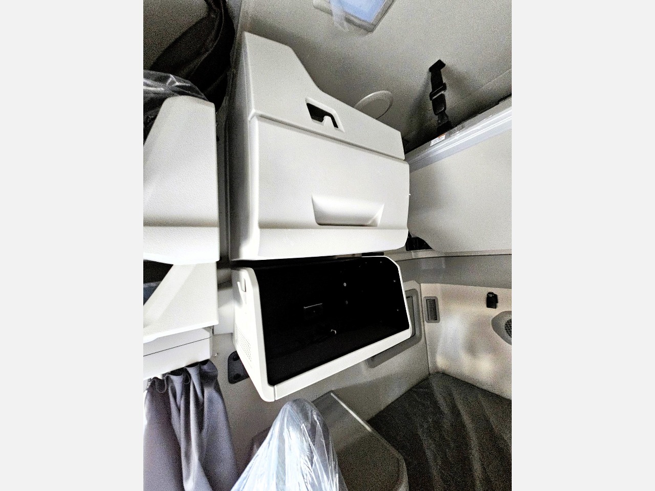 2026 Volvo - image 7